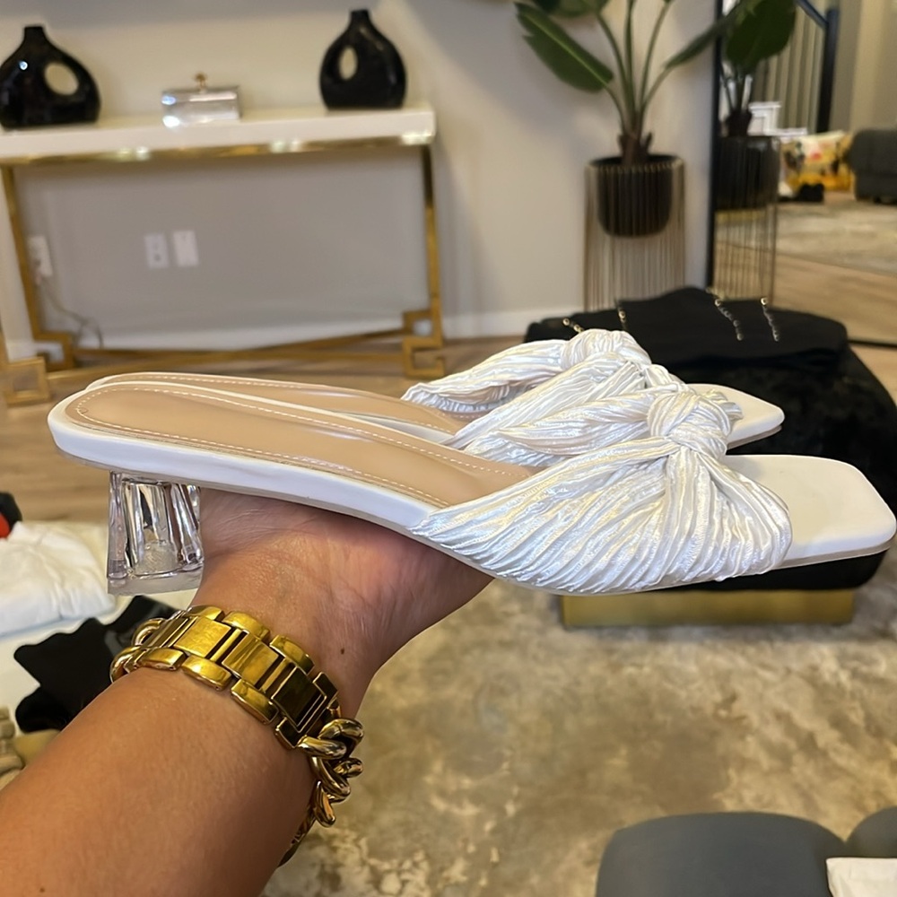 Boutique Knot Front Pleated NEW White Woman’s 2in chunky Sandals Size 9 - Picture 4 of 5